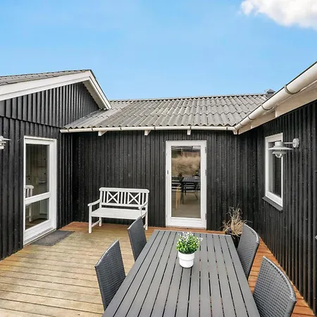 Lovely With 6-person Outdoor Hot Tub, Close To The North Sea And Sondervig Center *