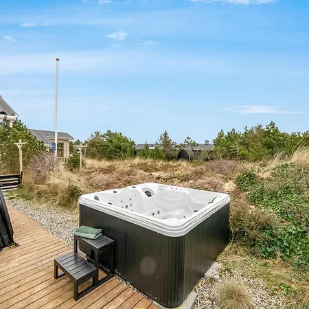 Lovely With 6-person Outdoor Hot Tub, Close To The North Sea And Sondervig Center *