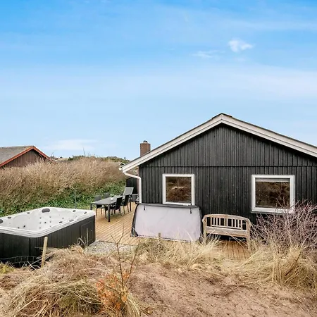 Lovely With 6-person Outdoor Hot Tub, Close To The North Sea And Sondervig Center