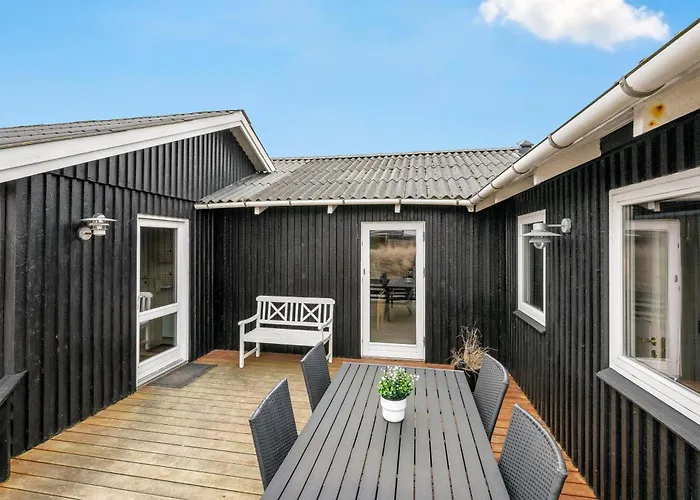 Lovely With 6-person Outdoor Hot Tub, Close To The North Sea And Sondervig Center *