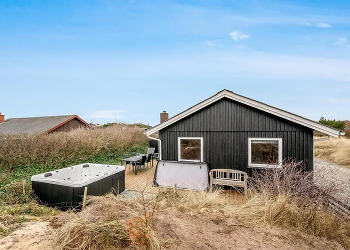 Lovely With 6-person Outdoor Hot Tub, Close To The North Sea And Sondervig Center